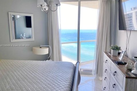 Condo in Sunny Isles Beach, Florida, 2 bedrooms  № 31456 - photo 17
