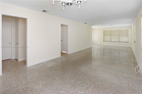 House in Hollywood, Florida 2 bedrooms, 109.53 sq.m. № 1206165 - photo 20