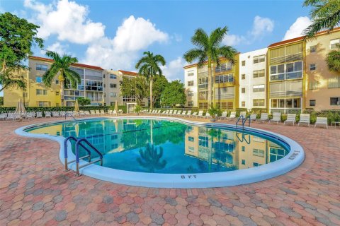 Condo in Lauderdale Lakes, Florida, 2 bedrooms  № 1417806 - photo 3