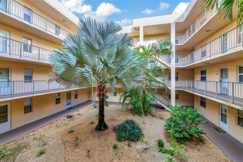 Condo in Lauderdale Lakes, Florida, 2 bedrooms  № 1417806 - photo 2