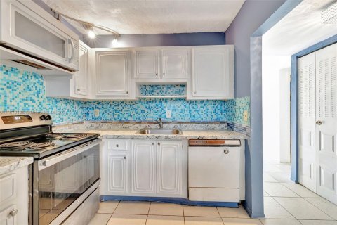 Condo in Lauderdale Lakes, Florida, 2 bedrooms  № 1417806 - photo 8