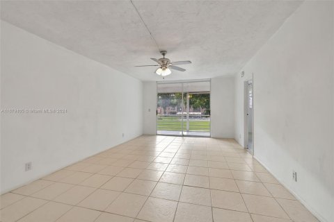 Condo in Lauderdale Lakes, Florida, 2 bedrooms  № 1417806 - photo 4