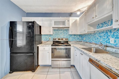 Condo in Lauderdale Lakes, Florida, 2 bedrooms  № 1417806 - photo 7