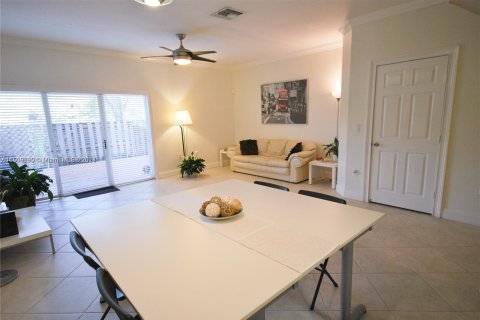 Touwnhouse à vendre à Pembroke Pines, Floride: 3 chambres, 147.16 m2 № 934137 - photo 16