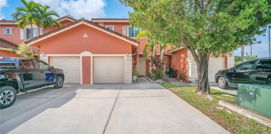 Townhouse in Pembroke Pines, Florida 3 bedrooms, 147.16 sq.m. № 934137