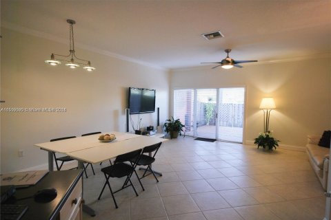 Touwnhouse à vendre à Pembroke Pines, Floride: 3 chambres, 147.16 m2 № 934137 - photo 3