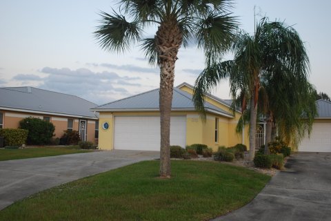 House in Sebring, Florida 3 bedrooms, 142.6 sq.m. № 910110 - photo 1