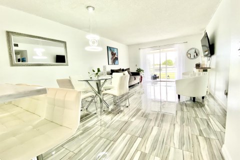 Copropriété à vendre à Royal Palm Beach, Floride: 2 chambres, 101.08 m2 № 1154456 - photo 17