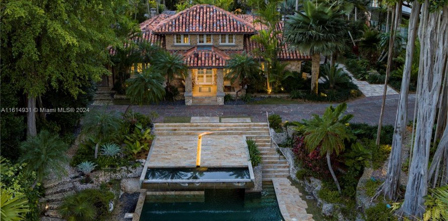 Villa ou maison à Miami, Floride 13 chambres, 1101.36 m2 № 1236707