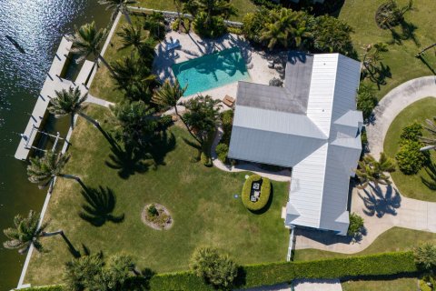 House in Vero Beach, Florida 5 bedrooms, 223.34 sq.m. № 856064 - photo 1