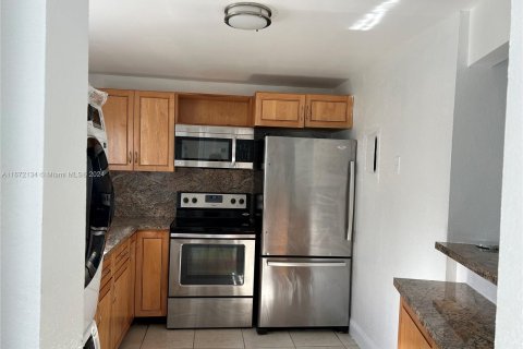 Condo in Sunrise, Florida, 2 bedrooms  № 1394333 - photo 11