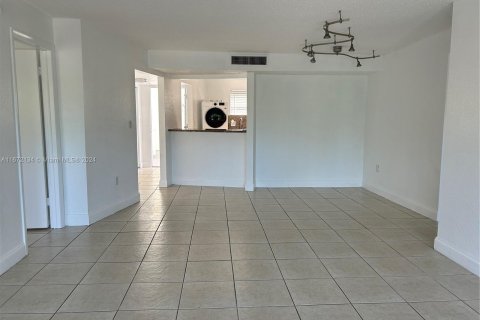 Condo in Sunrise, Florida, 2 bedrooms  № 1394333 - photo 12