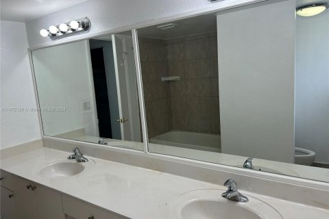 Condo in Sunrise, Florida, 2 bedrooms  № 1394333 - photo 4