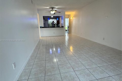 Condo in Oakland Park, Florida, 2 bedrooms  № 1394336 - photo 12