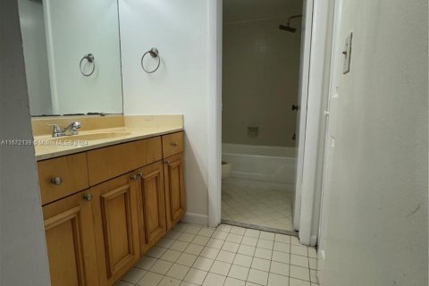 Condo in Oakland Park, Florida, 2 bedrooms  № 1394336 - photo 24