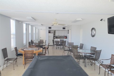 Condo in Hollywood, Florida, 1 bedroom  № 1215999 - photo 9