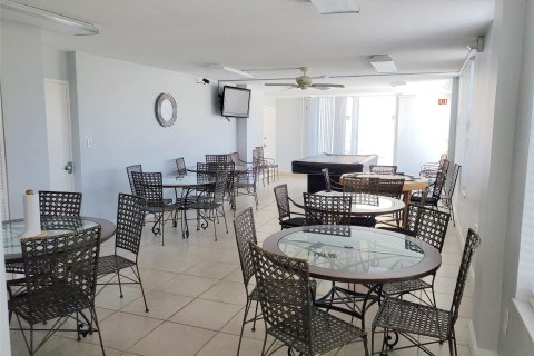 Condo in Hollywood, Florida, 1 bedroom  № 1215999 - photo 8