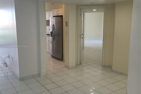 Condo in Sunny Isles Beach, Florida, 2 bedrooms  № 1360335 - photo 16