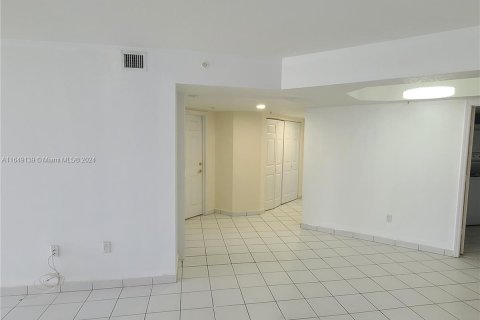 Condo in Sunny Isles Beach, Florida, 2 bedrooms  № 1360335 - photo 11