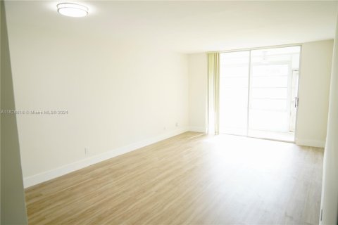 Condo in Sunrise, Florida, 1 bedroom  № 1280770 - photo 17