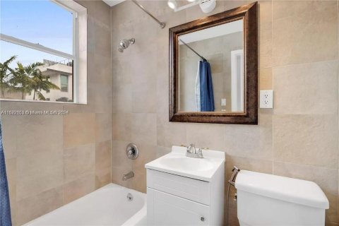 Condo in Miami Beach, Florida, 1 bedroom  № 1280765 - photo 11