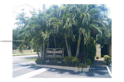 Townhouse in Hollywood, Florida 3 bedrooms, 187.66 sq.m. № 1154886 - photo 1