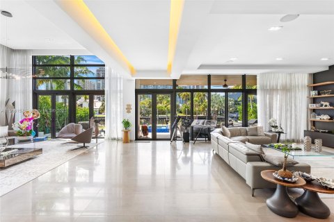 Villa ou maison à vendre à Golden Beach, Floride: 6 chambres, 498.23 m2 № 423710 - photo 10
