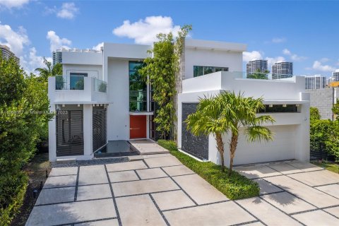 Villa ou maison à vendre à Golden Beach, Floride: 6 chambres, 498.23 m2 № 423710 - photo 1