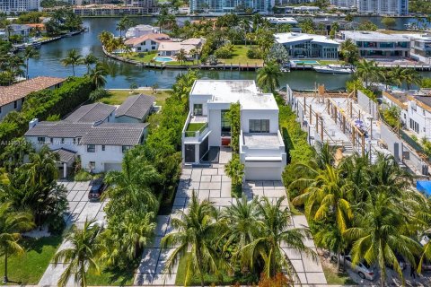 Villa ou maison à vendre à Golden Beach, Floride: 6 chambres, 498.23 m2 № 423710 - photo 2