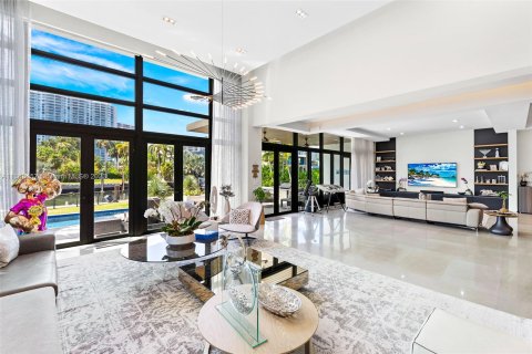 Villa ou maison à vendre à Golden Beach, Floride: 6 chambres, 498.23 m2 № 423710 - photo 15