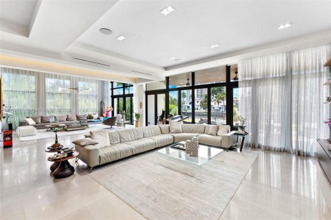 Villa ou maison à vendre à Golden Beach, Floride: 6 chambres, 498.23 m2 № 423710 - photo 16