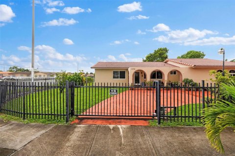 Villa ou maison à vendre à Miami, Floride: 3 chambres, 160.54 m2 № 1394893 - photo 2