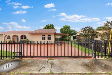 Villa ou maison à vendre à Miami, Floride: 3 chambres, 160.54 m2 № 1394893 - photo 1