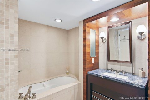 Condo in Miami Beach, Florida, 2 bedrooms  № 1138704 - photo 20