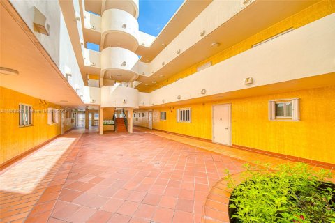 Condominio en venta en Surfside, Florida, 2 dormitorios, 111.48 m2 № 1408408 - foto 29