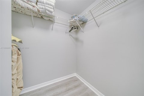 Condo in Surfside, Florida, 2 bedrooms  № 1408408 - photo 9