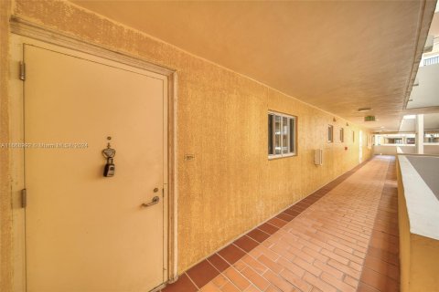 Copropriété à vendre à Surfside, Floride: 2 chambres, 111.48 m2 № 1408408 - photo 28