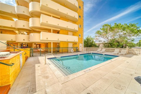 Copropriété à vendre à Surfside, Floride: 2 chambres, 111.48 m2 № 1408408 - photo 1