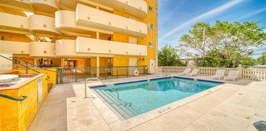 Condo in Surfside, Florida, 2 bedrooms  № 1408408