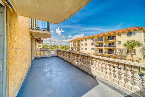 Condo in Surfside, Florida, 2 bedrooms  № 1408408 - photo 26