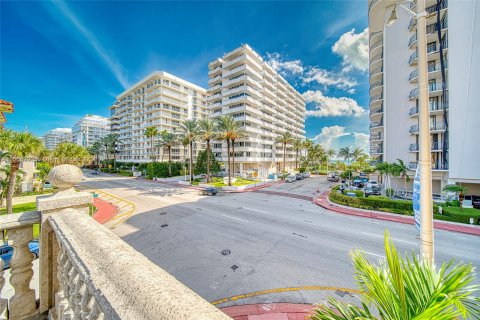 Copropriété à vendre à Surfside, Floride: 2 chambres, 111.48 m2 № 1408408 - photo 25