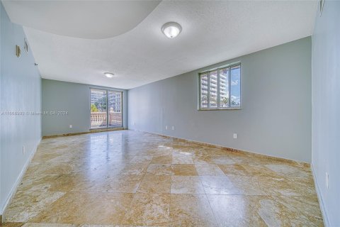 Condo in Surfside, Florida, 2 bedrooms  № 1408408 - photo 21