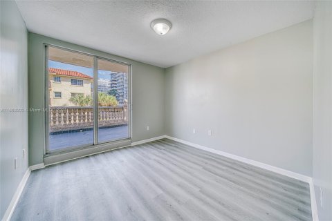 Copropriété à vendre à Surfside, Floride: 2 chambres, 111.48 m2 № 1408408 - photo 7