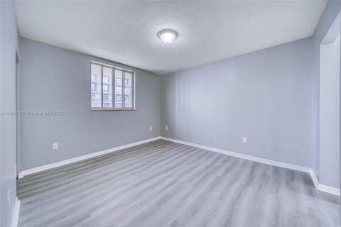 Copropriété à vendre à Surfside, Floride: 2 chambres, 111.48 m2 № 1408408 - photo 14