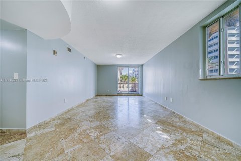 Condo in Surfside, Florida, 2 bedrooms  № 1408408 - photo 22