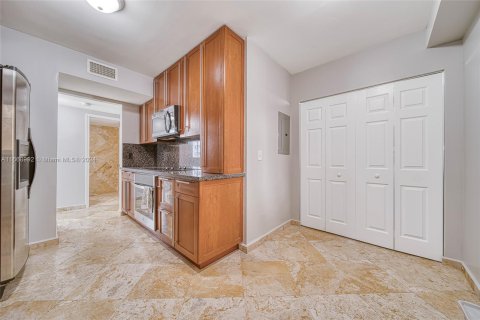 Condo in Surfside, Florida, 2 bedrooms  № 1408408 - photo 3