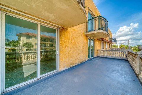 Copropriété à vendre à Surfside, Floride: 2 chambres, 111.48 m2 № 1408408 - photo 24