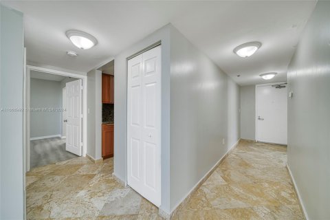 Condo in Surfside, Florida, 2 bedrooms  № 1408408 - photo 11