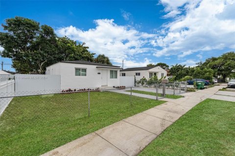 Villa ou maison à vendre à Opa-locka, Floride: 2 chambres, 72.46 m2 № 1408406 - photo 4