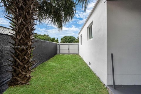 Villa ou maison à vendre à Opa-locka, Floride: 2 chambres, 72.46 m2 № 1408406 - photo 2